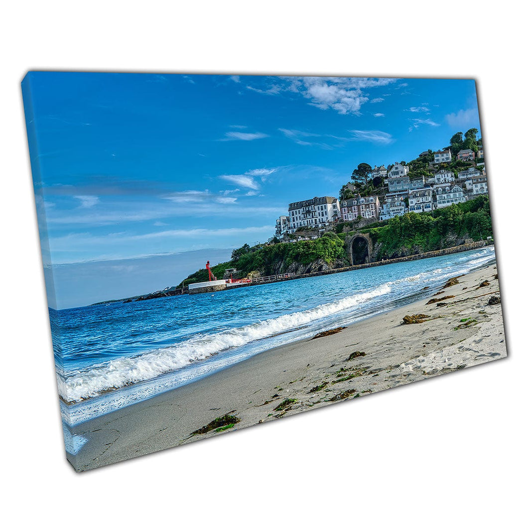 Blauwe luchten boven strand en kuststad Looe Engeland UK Wall Art Print op canvas gemonteerde canvas print