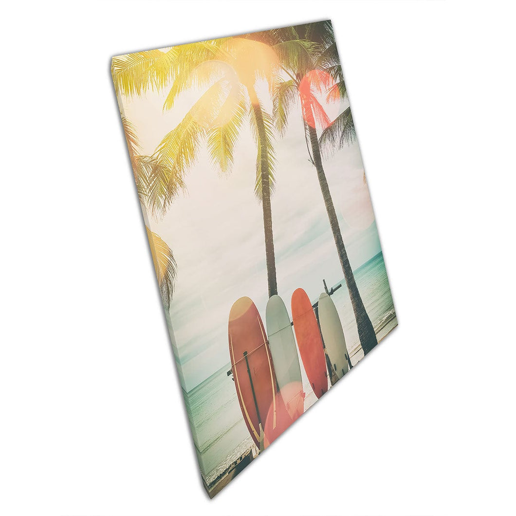 Tablas de surf apuntadas contra palmeras en una playa tropical en la playa vintage filtro de arte impreso en el lienzo montado en lienzo impresión