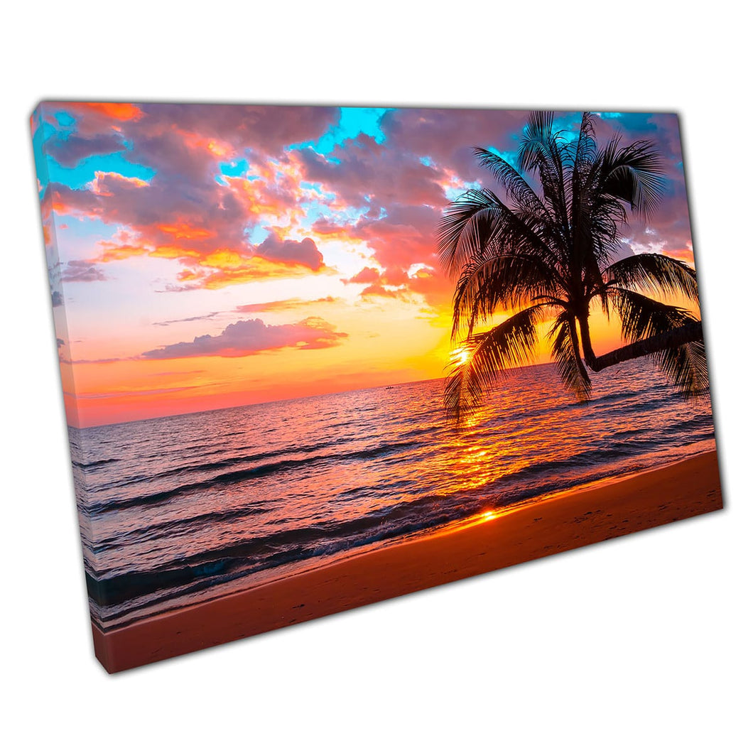 Palmeras contra una hermosa puesta de sol tropical