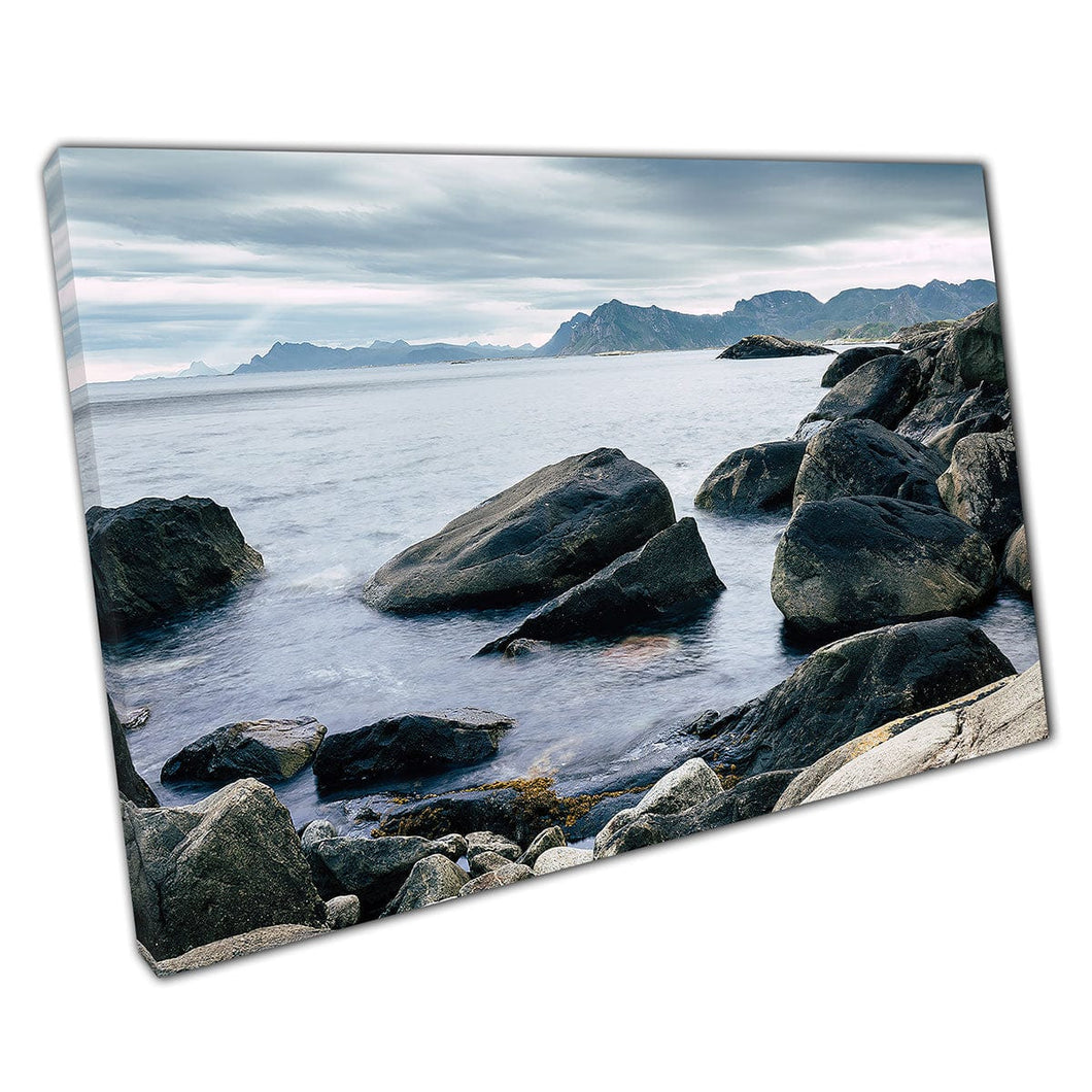 Calma tranquila paisaje marino rocas montañosas en la distancia Rocky Beach Shore Norway Wall Art estampado en lienzo lienzo estampado
