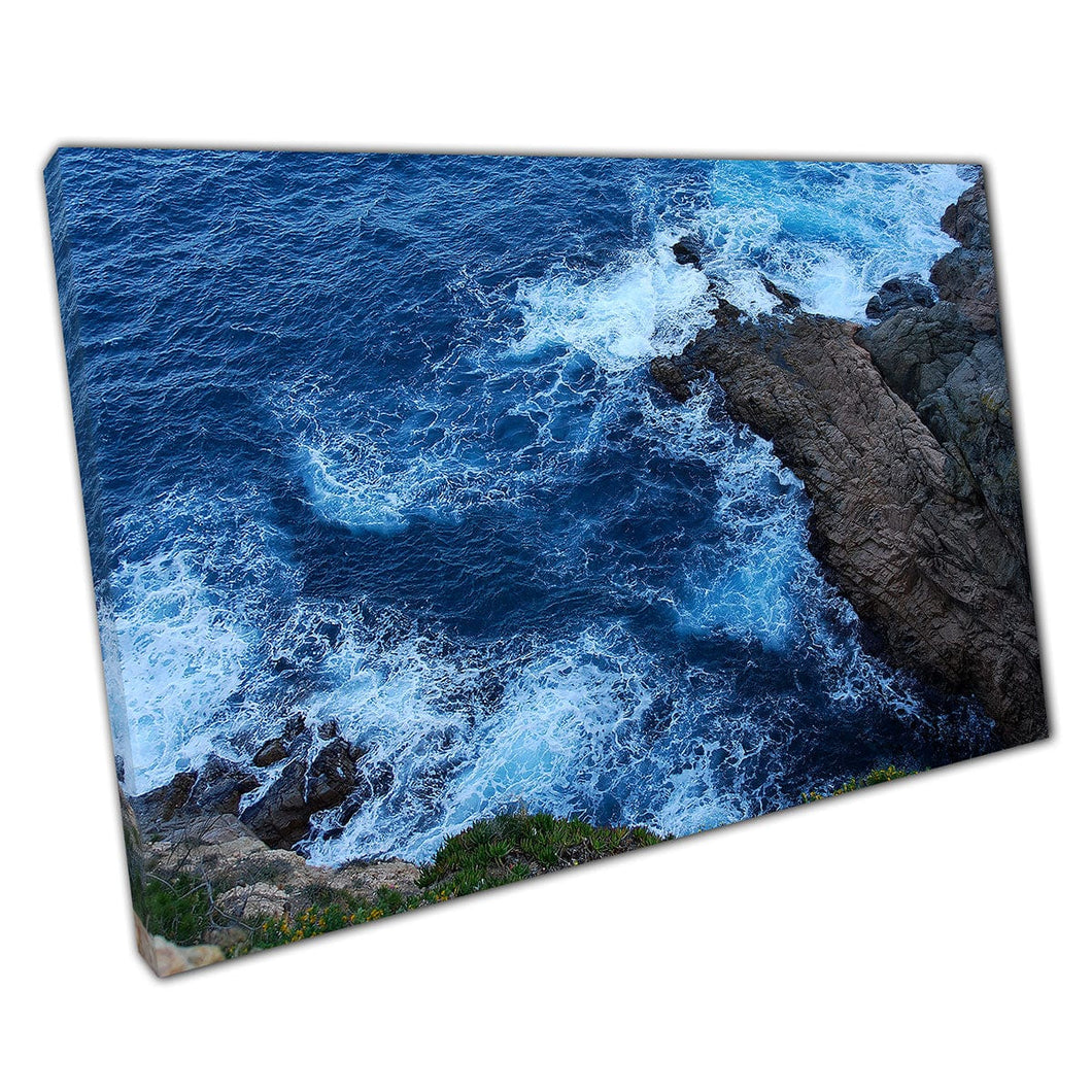 Se mare en el océano azul rico oscuro que se estrella contra grandes estampados de arte de pared de acantilado rocoso en lienzo montado en lienzo