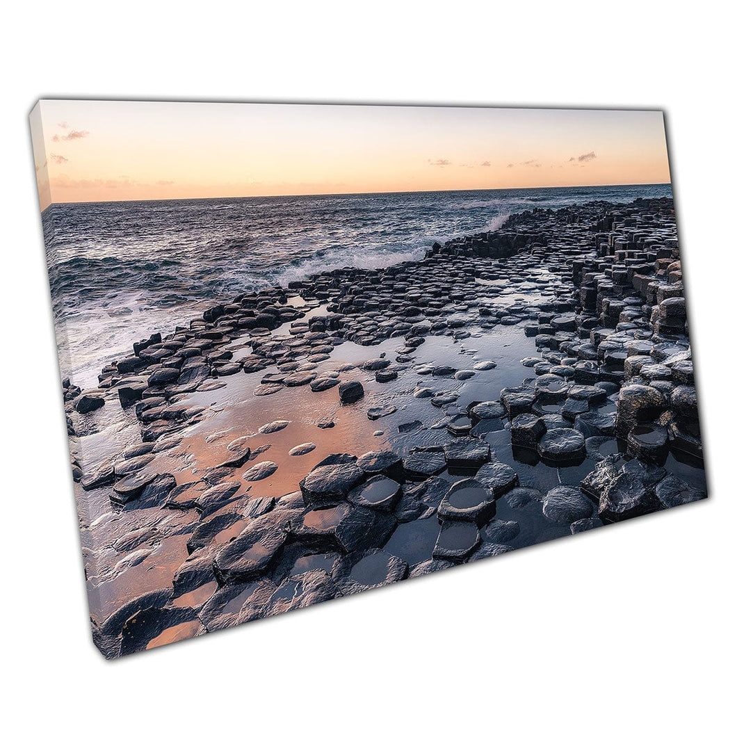 Mooie Morning Sunrise SeaFe SeaFape Ocean Waves over Giant's Causeway Northern Island Wall Art Print op canvas gemonteerde canvas print