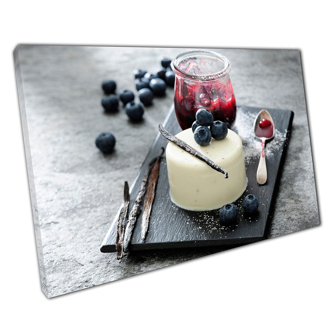 Hermosa delicada panna de vainilla servida con picante Black Berry Compot Postre Wall Art estampado en lienzo lienzo estampado