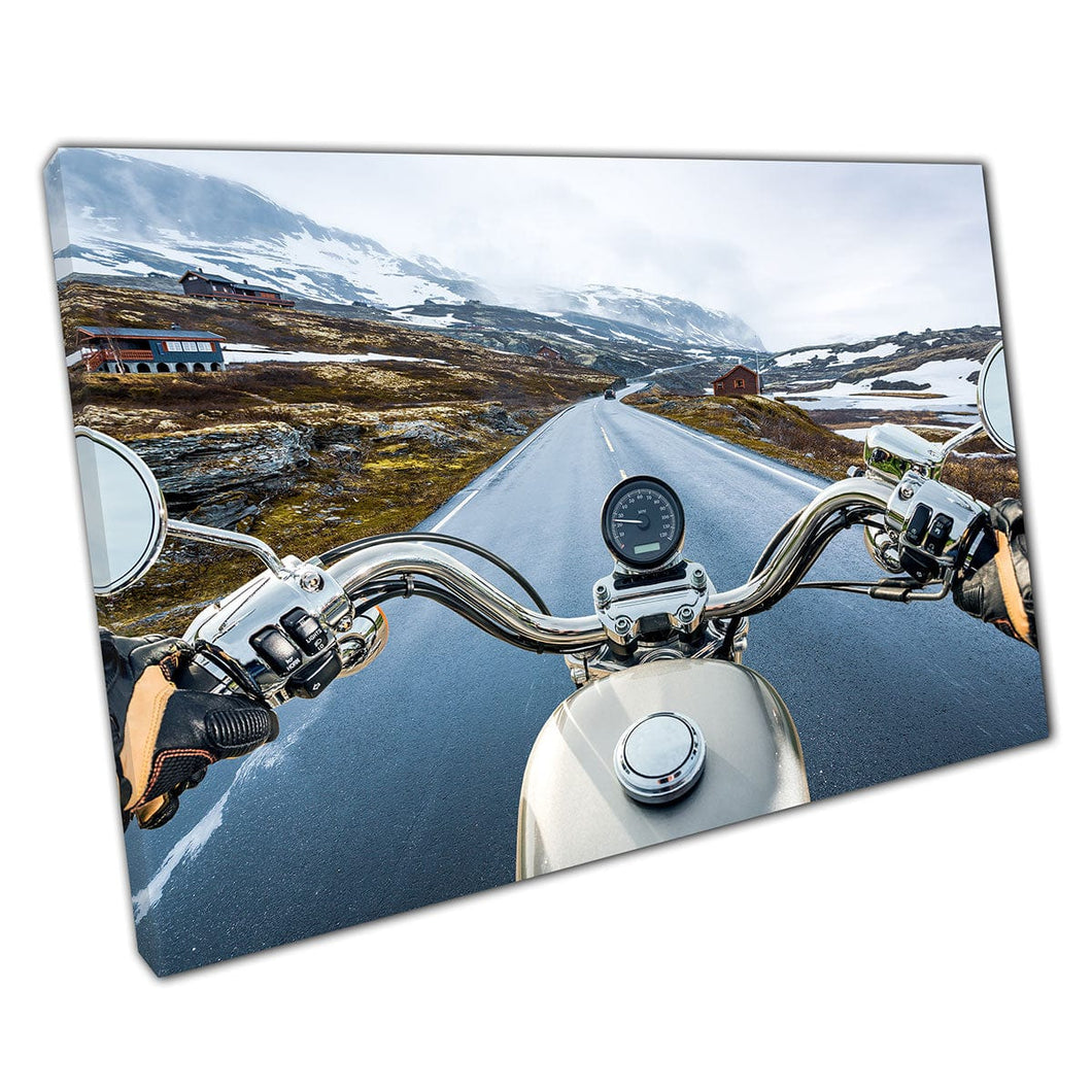 First Person Bekijk Biker op motorfiets die door Noorwegen Wanderlust Photography Wall Art Print op canvas gemonteerde canvas print