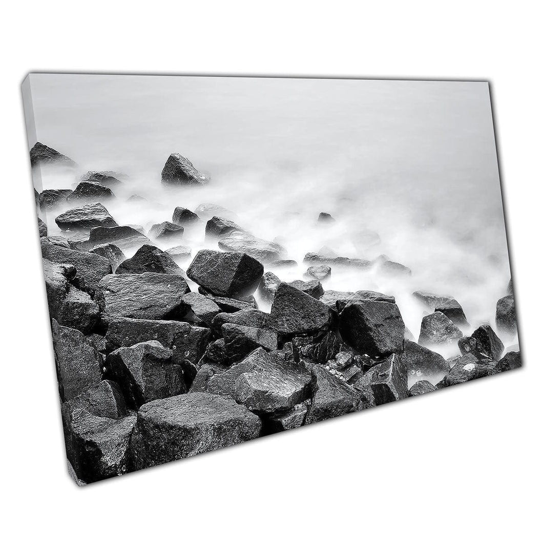 Dramatische lange blootstelling zwart -wit zeegezichtwater dat langzaam over de rotsen van de rotsen was, muurkunst op canvas gemonteerde canvas print