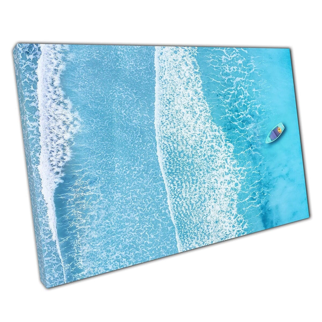 Boot dobberen op heldere turquoise blauwe zee oceaan met rustige golven luchtfotografie muurkunst print op canvas gemonteerde canvas print