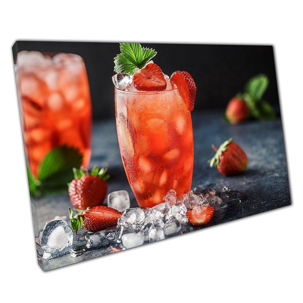Verse zomer aardbeiencocktail gepresenteerd met garnering en ijsblokjes bartending bar wall art print op canvas gemonteerde canvas print
