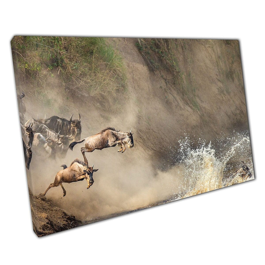 Wildebeests kruisen de Mara River Maasai Mara National Park Tanzania Kenya Wall Art Print op canvas gemonteerde canvasprint dramatisch