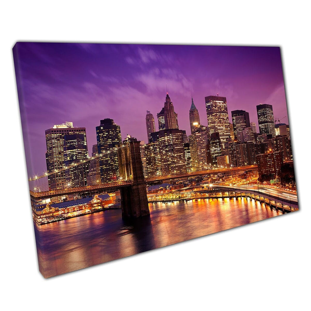 Splendido skyline drammatico del centro di New York illuminato di notte sotto una stampa di arte della parete del cielo viola su tela di tela stampata