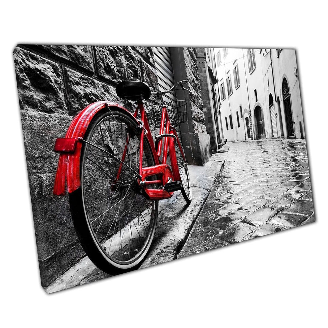 Bike rossa vibrante retrò vintage in piedi in una ciottolo di grigio ciottolo fotografico stampato ad arte murale su tela stampare in tela montata
