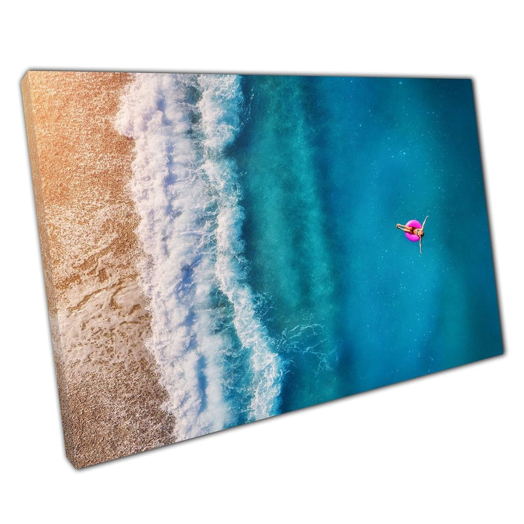 Birds Eye Aerial View Woman genietend van de heldere blauwe oceaanzee ontmoet een zandige strandmuurkunstafdruk op canvas gemonteerde canvas print
