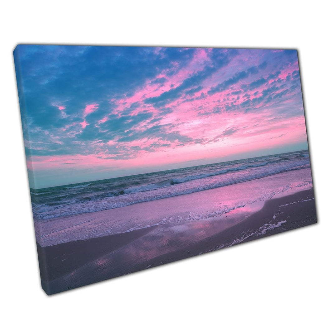 Levendige bewolkte roze en blauwe lucht over een rustige strandzee -kust romantische zonsondergang wall art print op canvas gemonteerde canvas print