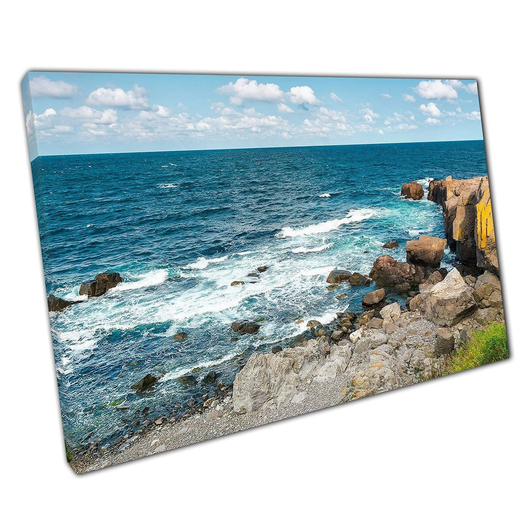 Blauwe bewolkte lucht over diep blauw zeegezicht van Sozopol Bulgarije Rocky Ocean Shore Wall Art Print op canvas gemonteerde canvas print