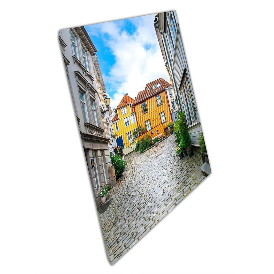 Old Town Street fiancheggiata da case in legno Architettura tradizionale Bergen Norway Wall Art Stampa su tela di tela montata
