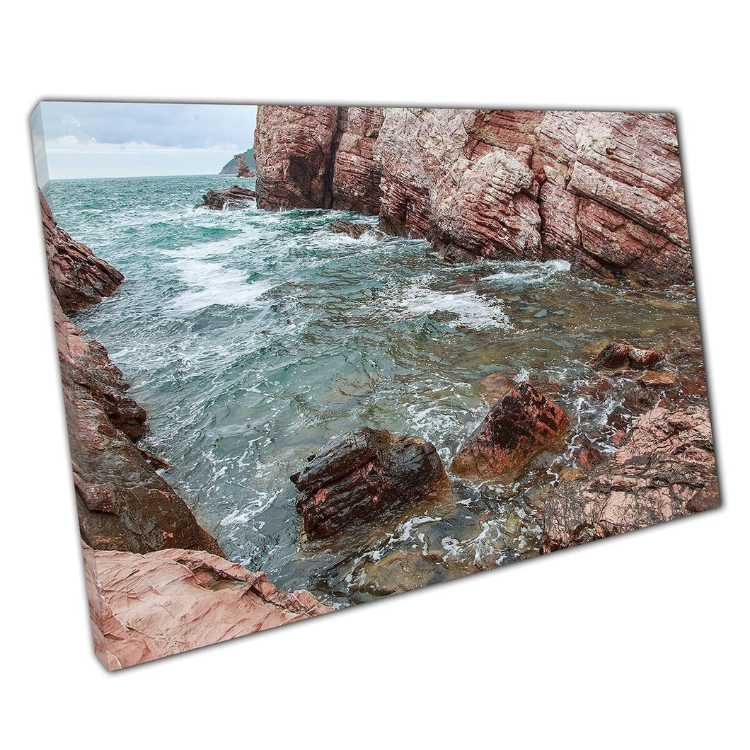 Rocky Turquoise Seascape Stretta riva Stretta fodera con facce rocciose alterate da toni rossi Stampa d'arte a parete su tela di tela montata