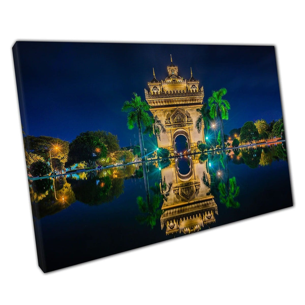 Gate of Triumph Landmark 's nachts reflecterend in Water Vientiane Laos Wall Art Print op canvas gemonteerde canvas print