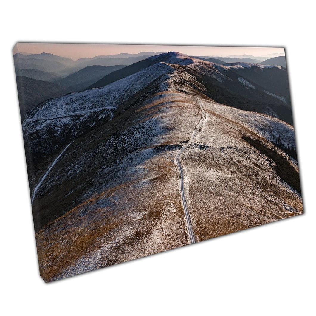 Prachtige lange weg over bergachtige terreintoppen van de Roemeense Karpaten Zwergpaten Wall Art Print op canvas gemonteerde canvas print