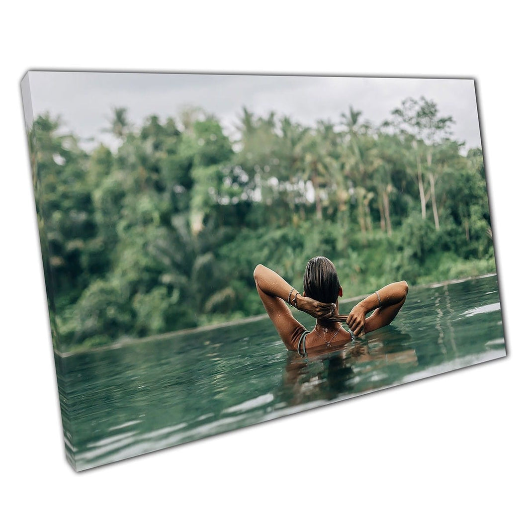 Giovane donna felice che si rilassa in Infinity Pool con Jungle View Ubud Bali Photography Wall Art Print su tela di tela montata