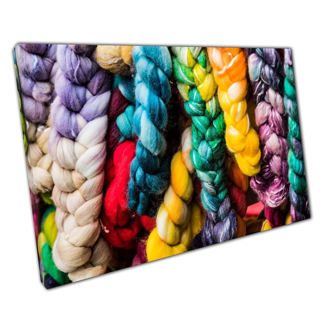 Kleurrijke regenboog gevlochten gevlochten garen draden gedetailleerde stof textielfotografie muurkunst print op canvas gemonteerd canvas print