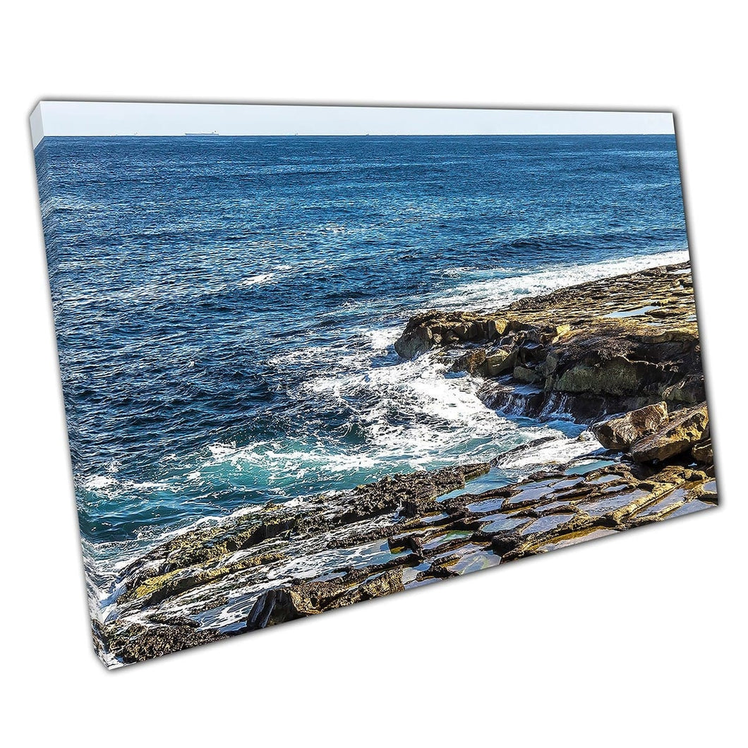 Ruwe diepblauwe golven wassen over een natuurlijk verweerde Rocky Coast Seait SeaFape Wall Art Print op canvas gemonteerde canvas print