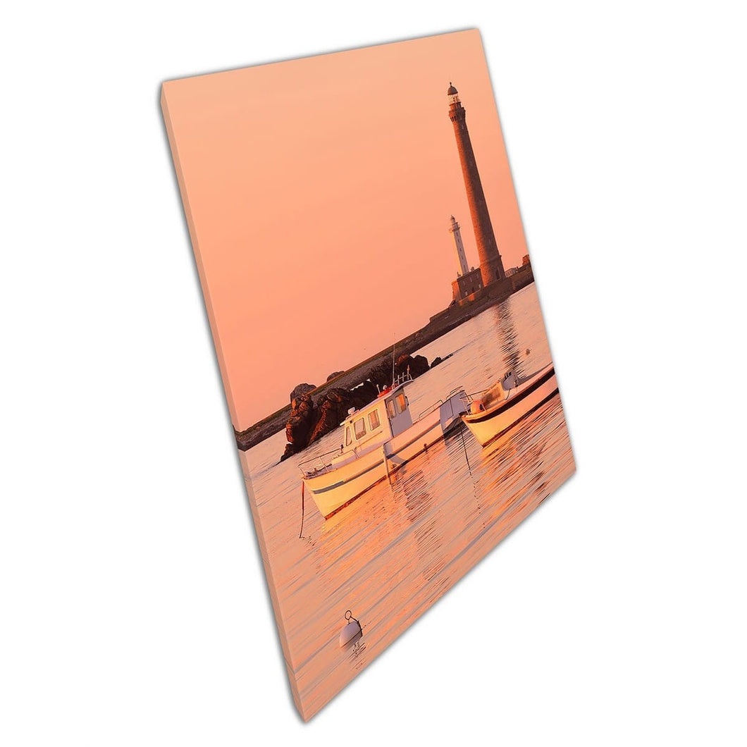 Barche ancorate vicino a un faro a Sunset Plouguerneau France Clear Orange Pink Sky Wall Art Stampa sulla tela montata in tela