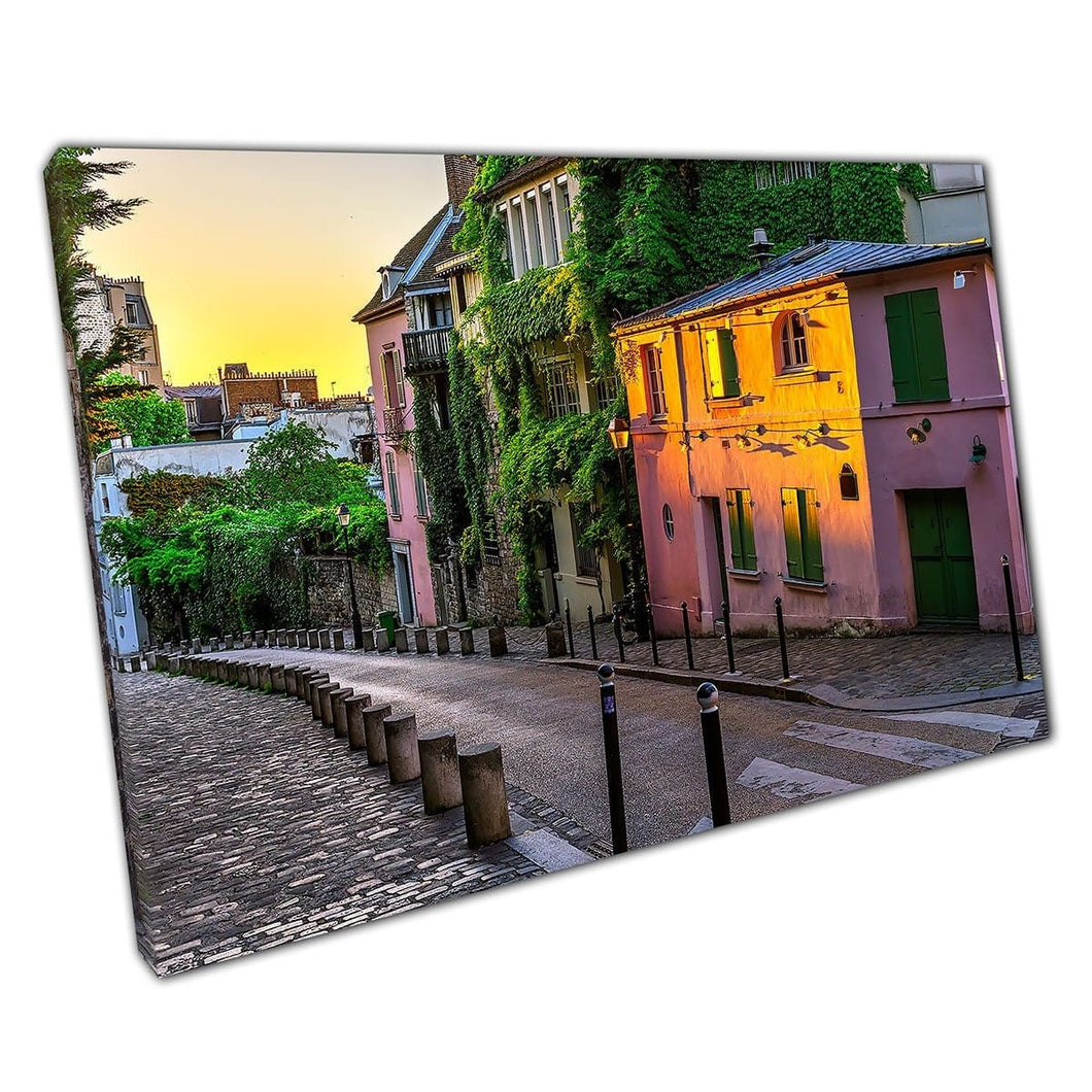 Sunset su una vecchia strada accogliente a Montmartre Paris France tradizionale cronometro della parete della parete su tela stampare in tela montata