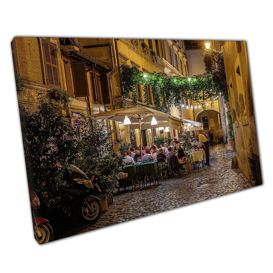 Ristorante isolato in una strada tradizionale accogliente in Trastever Roma Italia di notte Stampa artistica da parete su tela stampata montata in tela