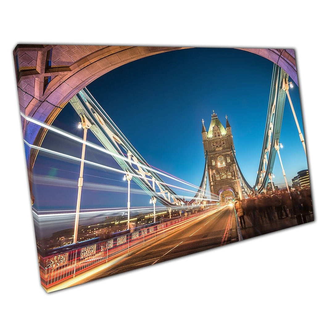 Drukke torenbrug na verloop van tijd tijdens Twilight Passing People and Lights London Wall Art Print op canvas gemonteerde canvas print