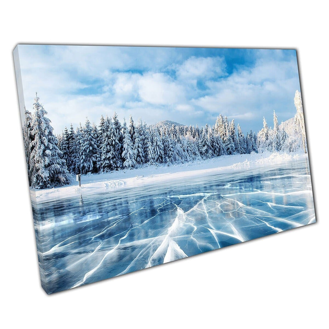 Scheuren op het oppervlak van de winter van de blauwe ijsmeer in de Karpatische Oekraïense muurkunstafdruk op canvas gemonteerde canvas print