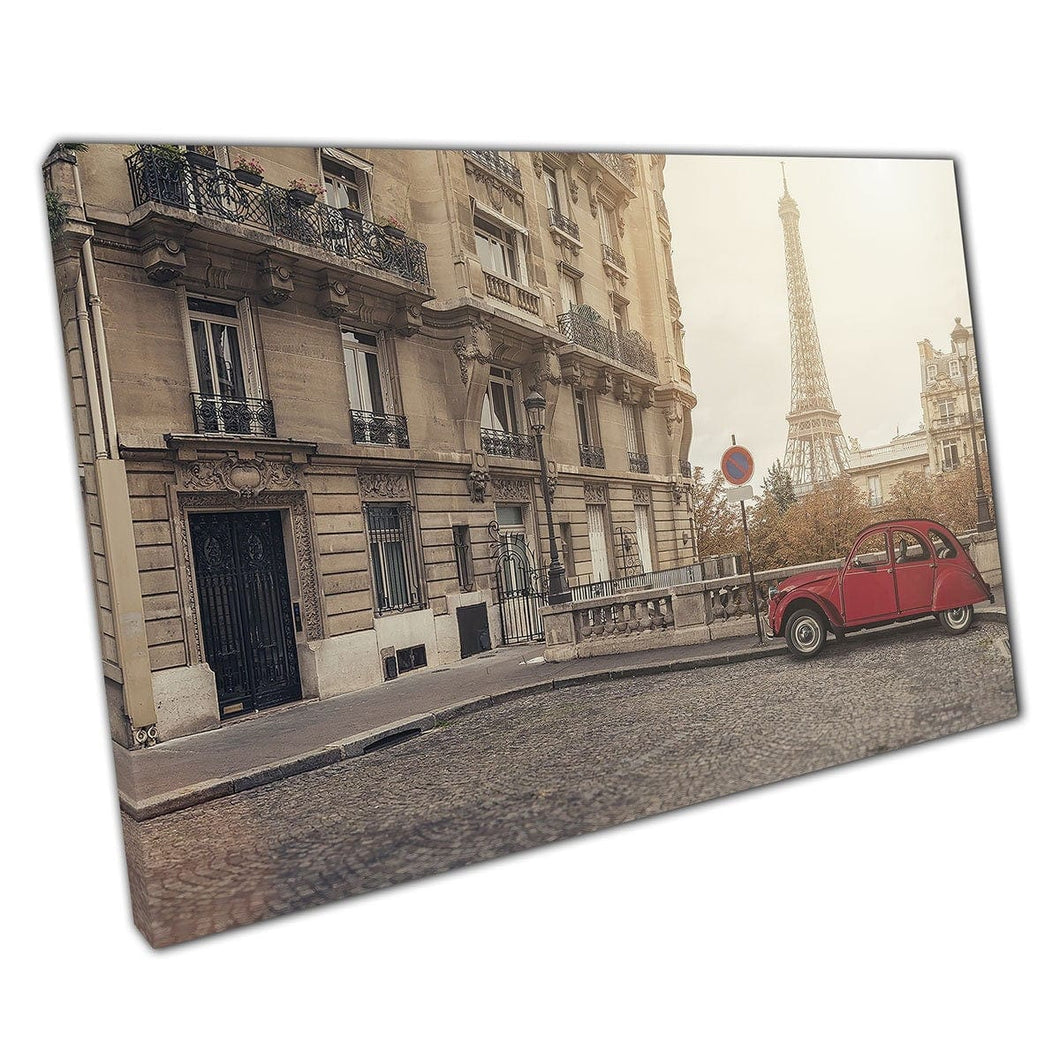 Kleine traditionele Parijse straat met een geparkeerde rode auto en uitzicht op de Eiffeltoren Wall Art Print op canvas gemonteerde canvas print