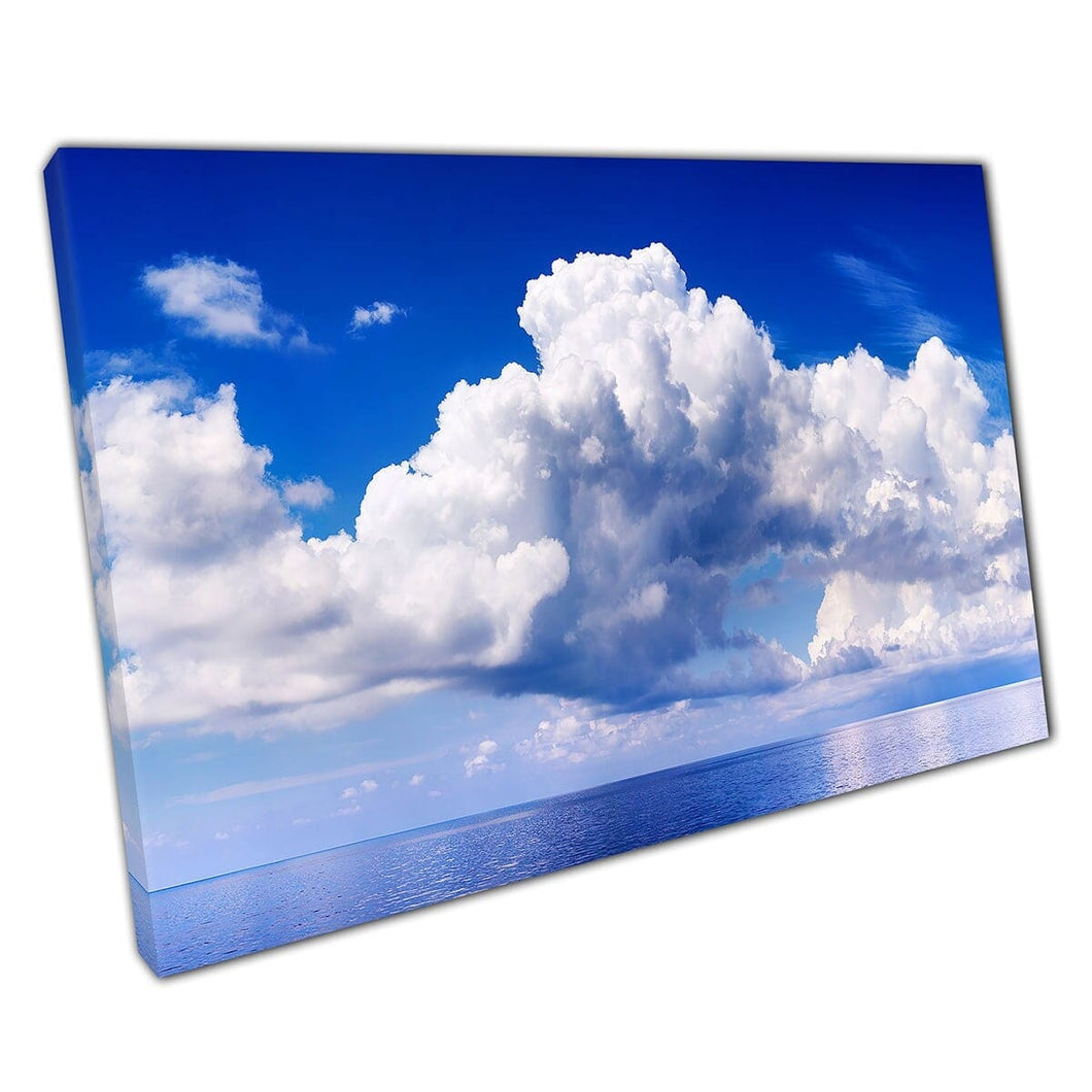 Splendide nuvole di cumulus bianche che galleggiano pacificamente su un mare calmo sotto una stampa a parete del cielo blu stampata su tela di tela stampata