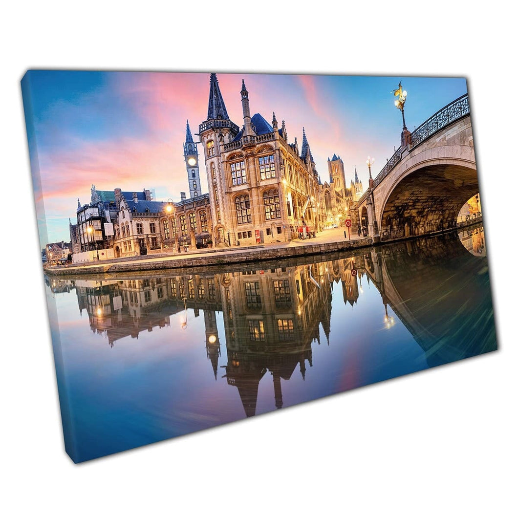 Gent Old Town en Bridge reflecteren in het rustige rustige water onder de Wall Art -print op de Wall op canvas gemonteerde canvas print