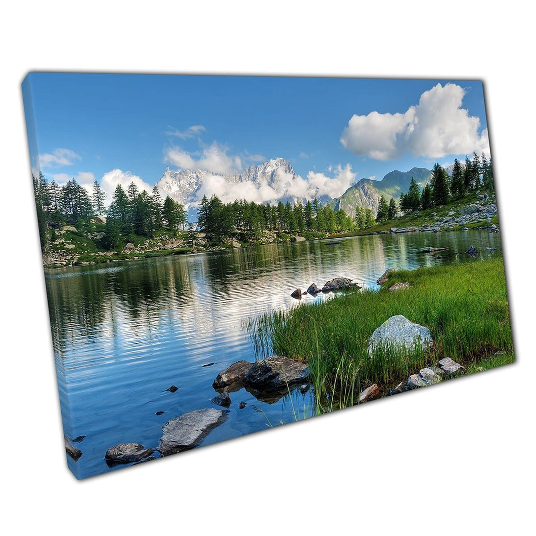 Bright Summer View of Calm Arpy Lake in de buurt van La Thuiile Aosta Valley Italië Wall Art Print op canvas gemonteerde canvas print