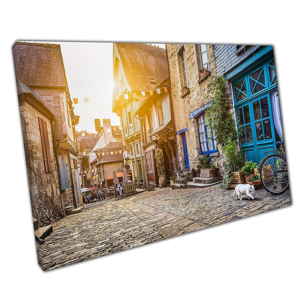 Prachtig uitzicht op een oude stad in Europa tijdens een warme zonsondergang Calm Street Photography Wall Art Print op canvas gemonteerde canvas print