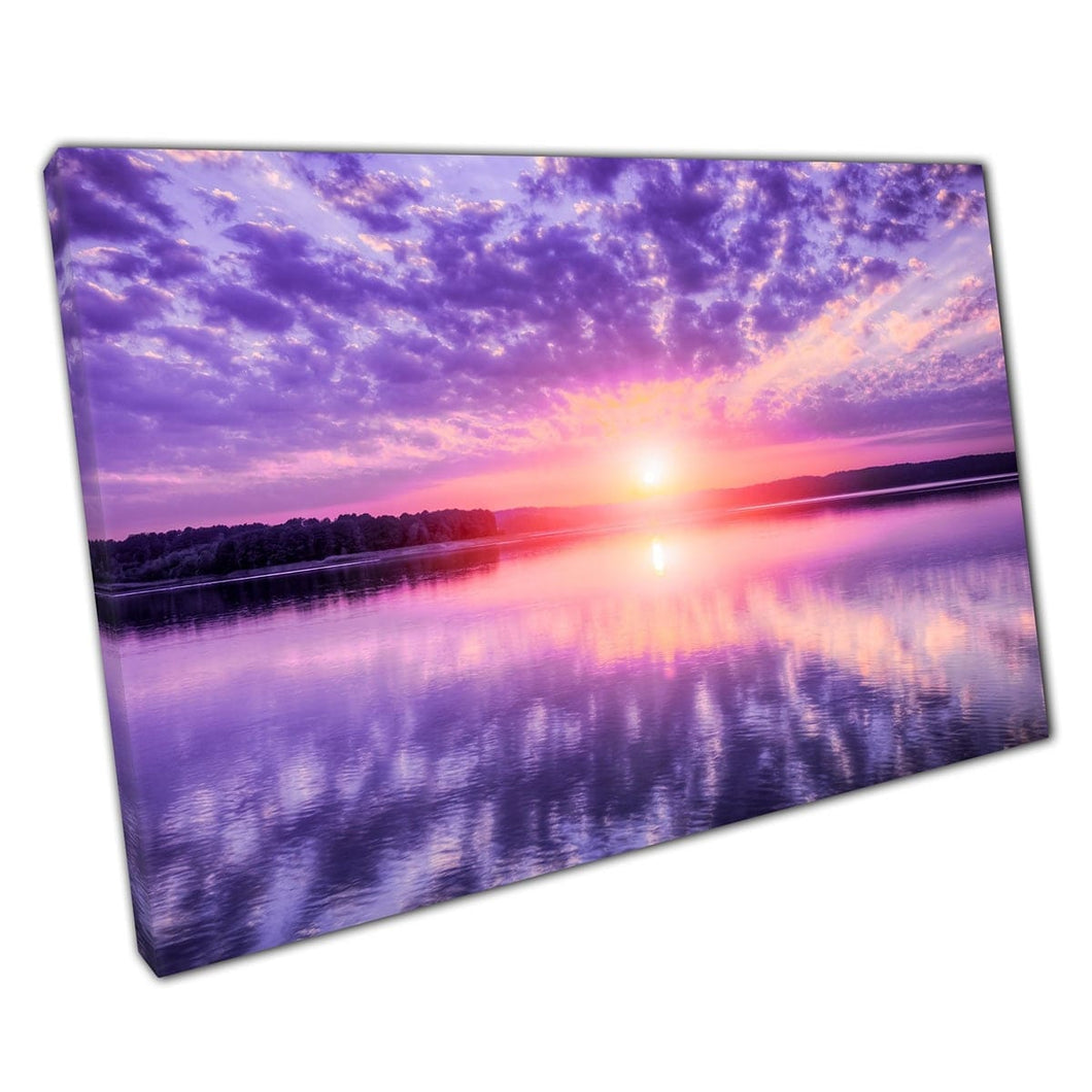 Levendige warme zon die opkomt in ultra violet bewolkte paarse lucht reflecterend in waterwandkunstafdruk op canvas gemonteerde canvas print