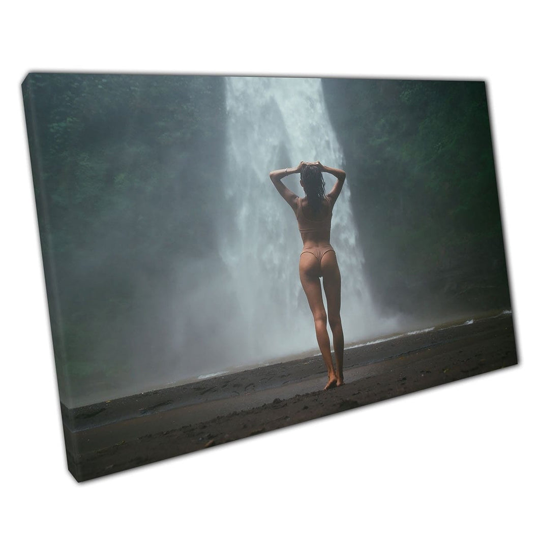 Mooie vrouw die naar waterval loopt in Bali Wanderlust Holiday Exploration Wall Art Print op canvas gemonteerde canvas print