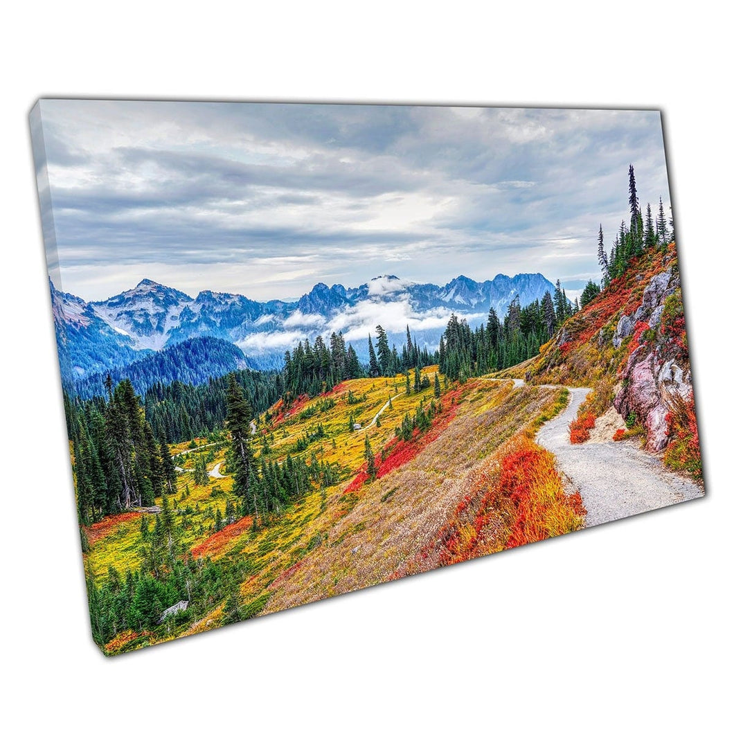 Forest Woodland over warme oranje gele heuvels met bergen in de afstandsmuurkunstafdruk op canvas gemonteerde canvas print