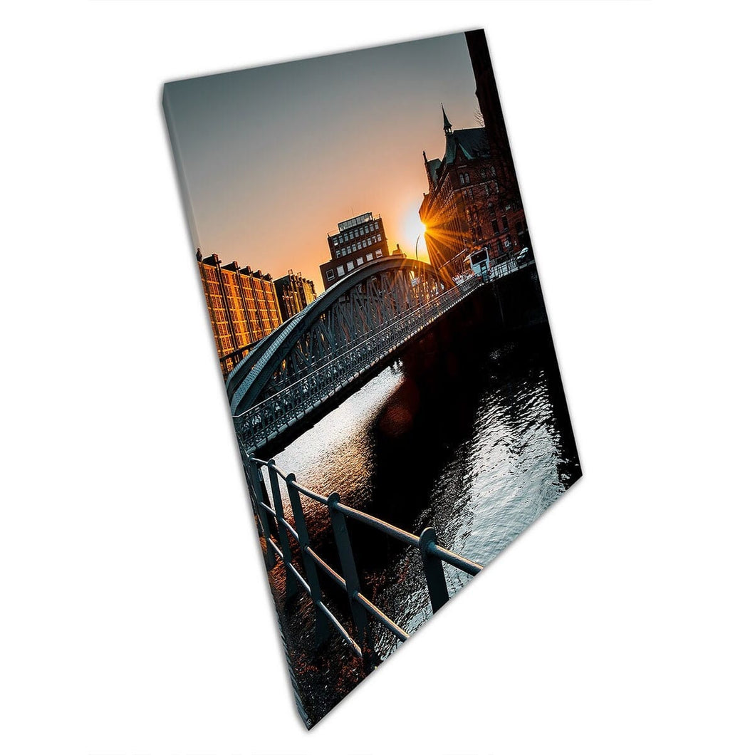 Avond zonsondergang loopt door een lege stedelijke straat van Harbor District Hamburg CityScape Wall Art Print op canvas gemonteerde canvas print