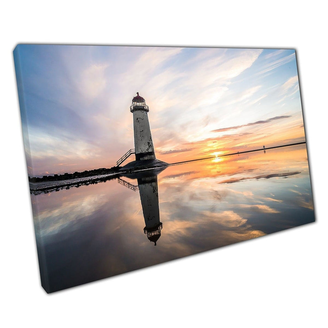 Zeegezicht met vuurtoren in Noord -Wales onder een oranje gloeiende zonsopgang zonsondergang Wall Art Print op canvas gemonteerde canvas print