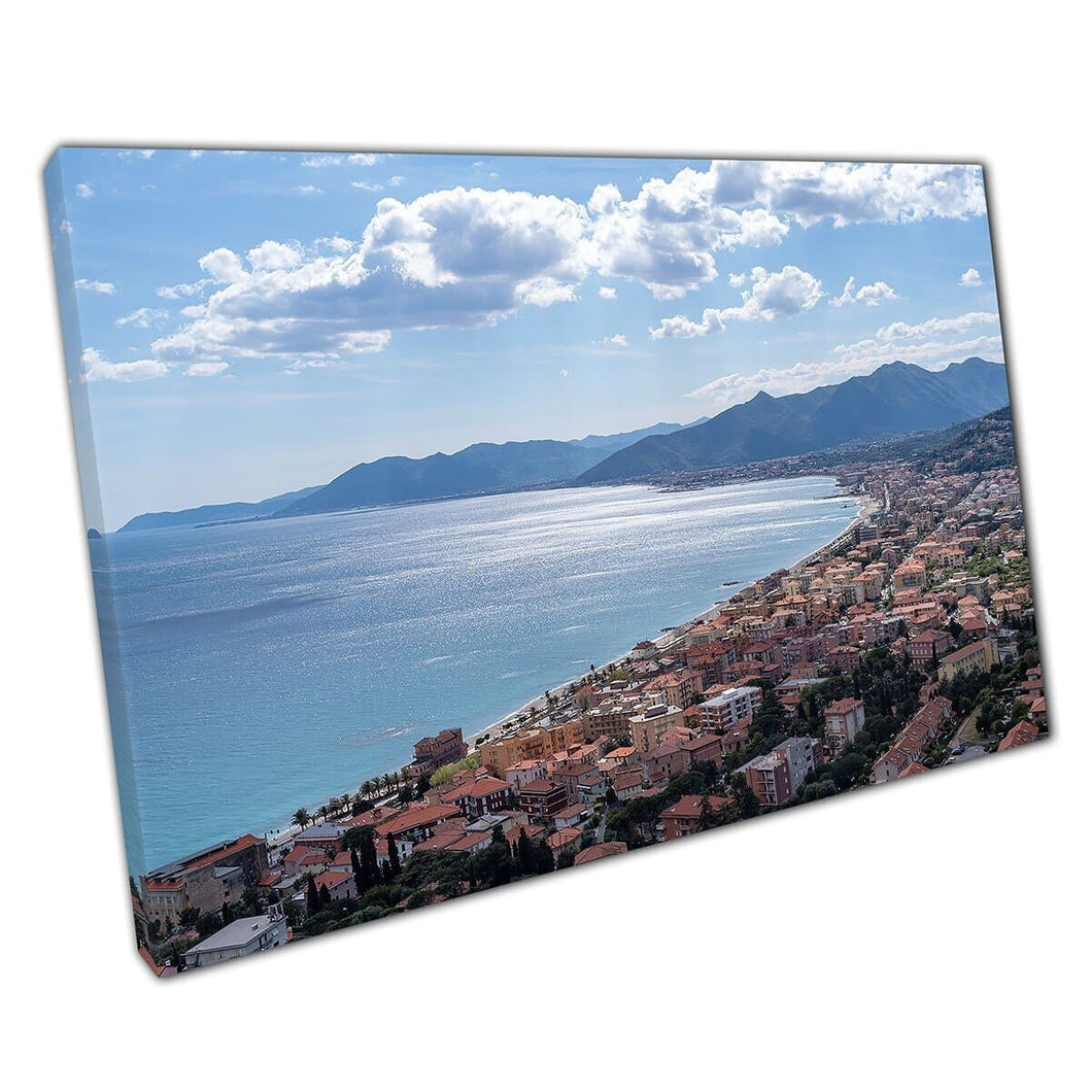 Liguria regio stadsgezicht met een glinsterende blauwe zeegezzels provincie van Savona Italië kunst aan de muur op canvas gemonteerde canvas print