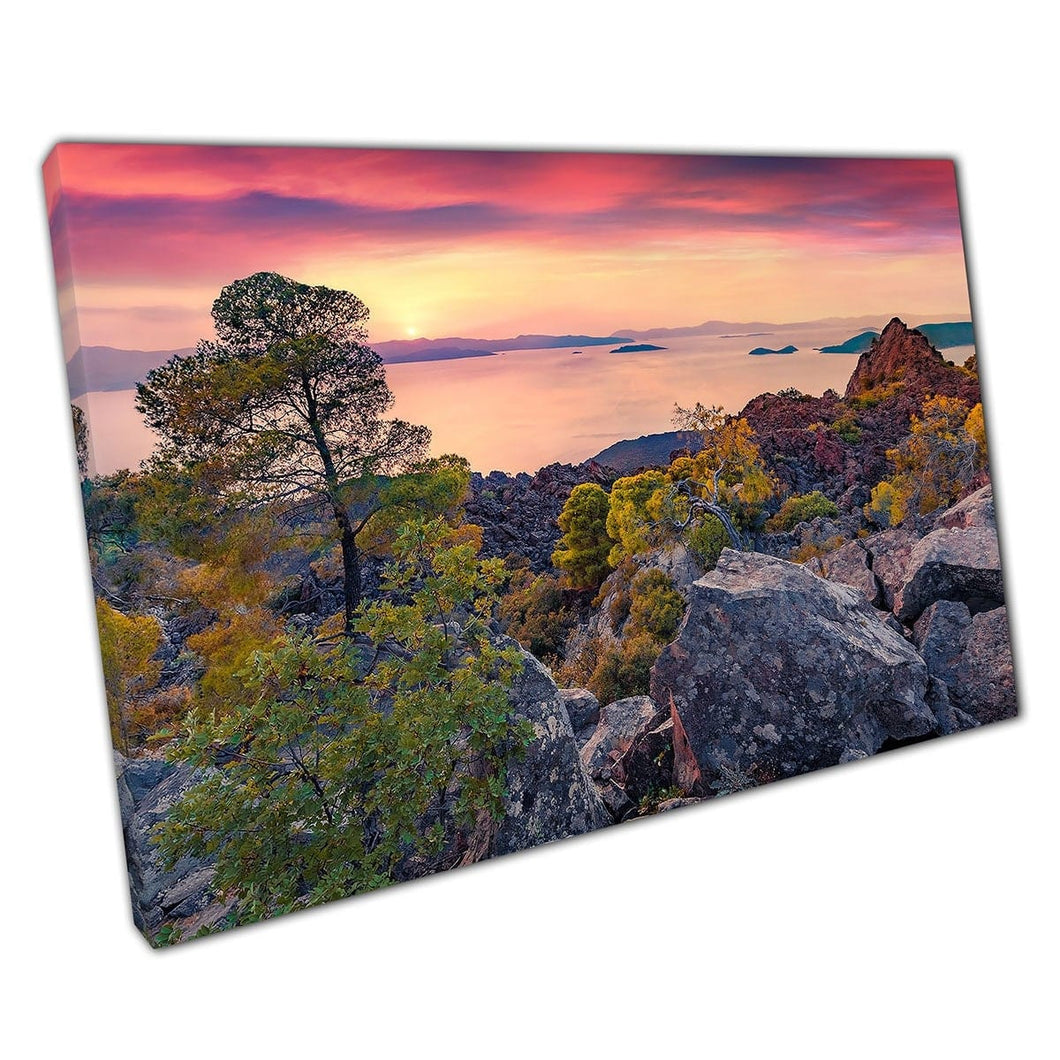 Warm mediterrane zeegezicht met een prachtig uitzicht op saronische eilanden Methana vulkaan Wall Art Print op canvas gemonteerde canvas print