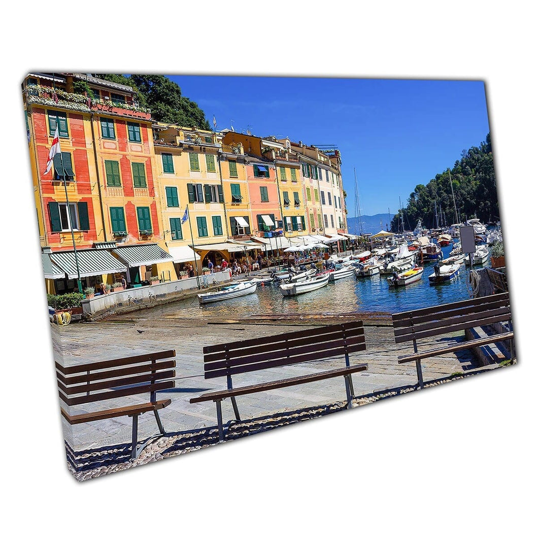 Calm Bay met dokboten omgeven door kleurrijke huizen Portofino Liguria Italië Wall Art Print op canvas gemonteerde canvas print