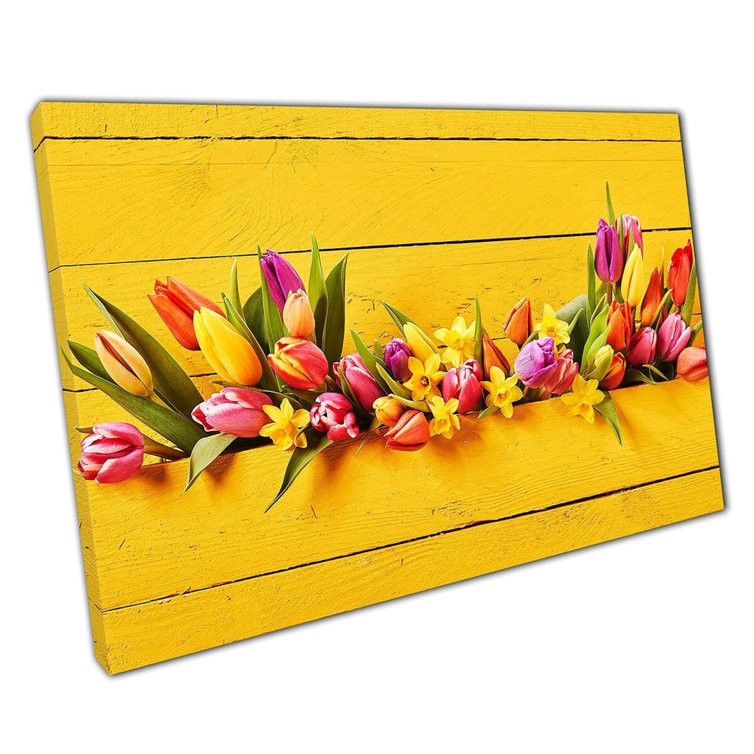 Legno giallo dipinto vibrante che contiene bellissimi fiori di primavera freschi posa arancione stampare su tela tela montata in tela