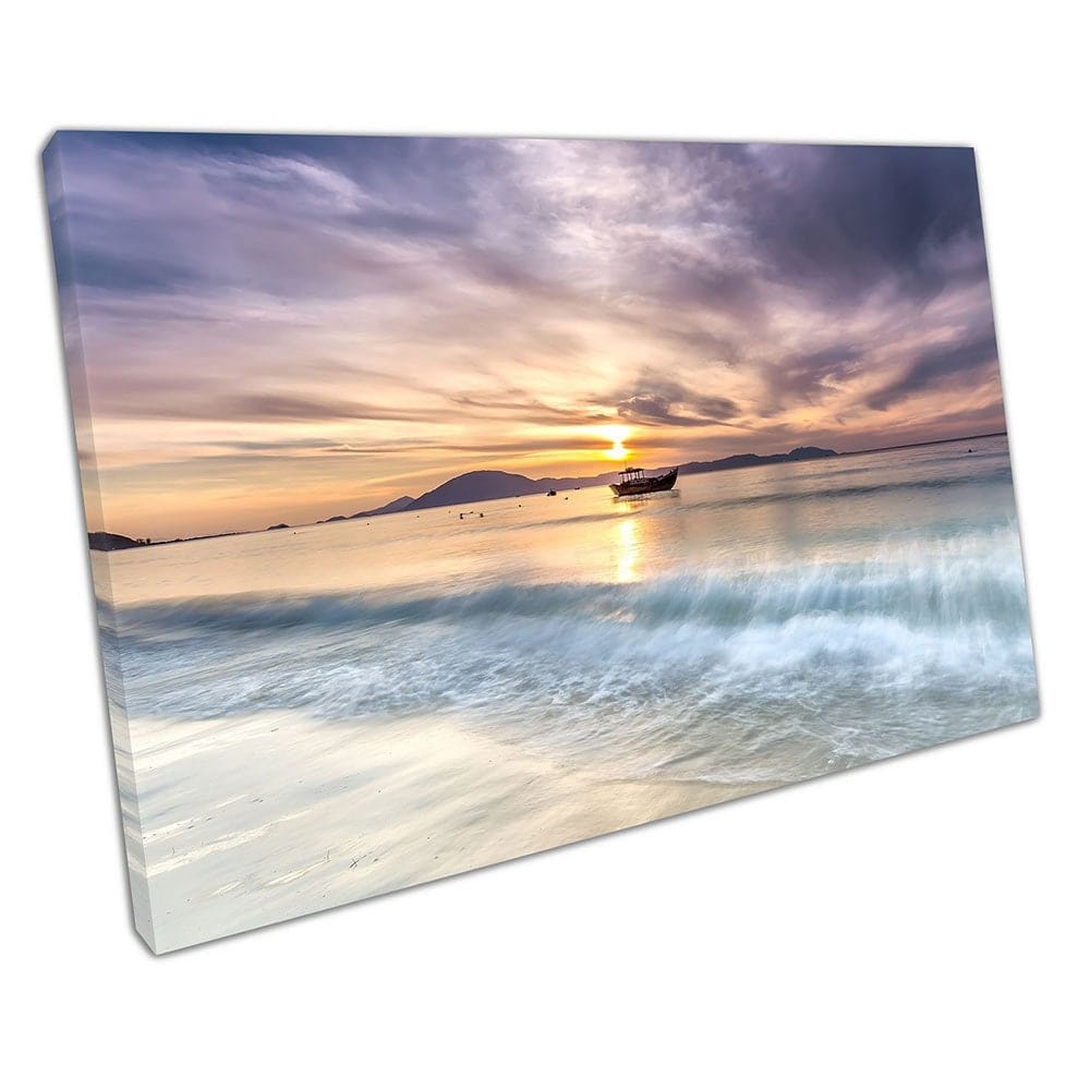 Dawn on Doc Let Beach met de golven die aan de oever bonzen klaar om muurkunst te hangen afdrukken gemonteerde canvas print
