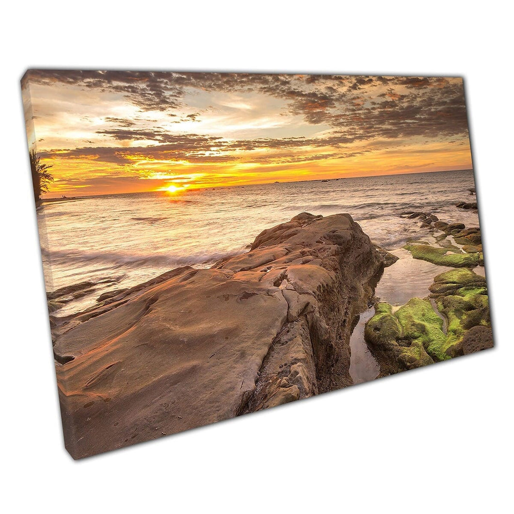 Lang blootstellings zeegezicht bij zonsondergang rondom Mossy Rocks Kudat Sabah Maleisië Wall Art Print op canvas gemonteerde canvas print