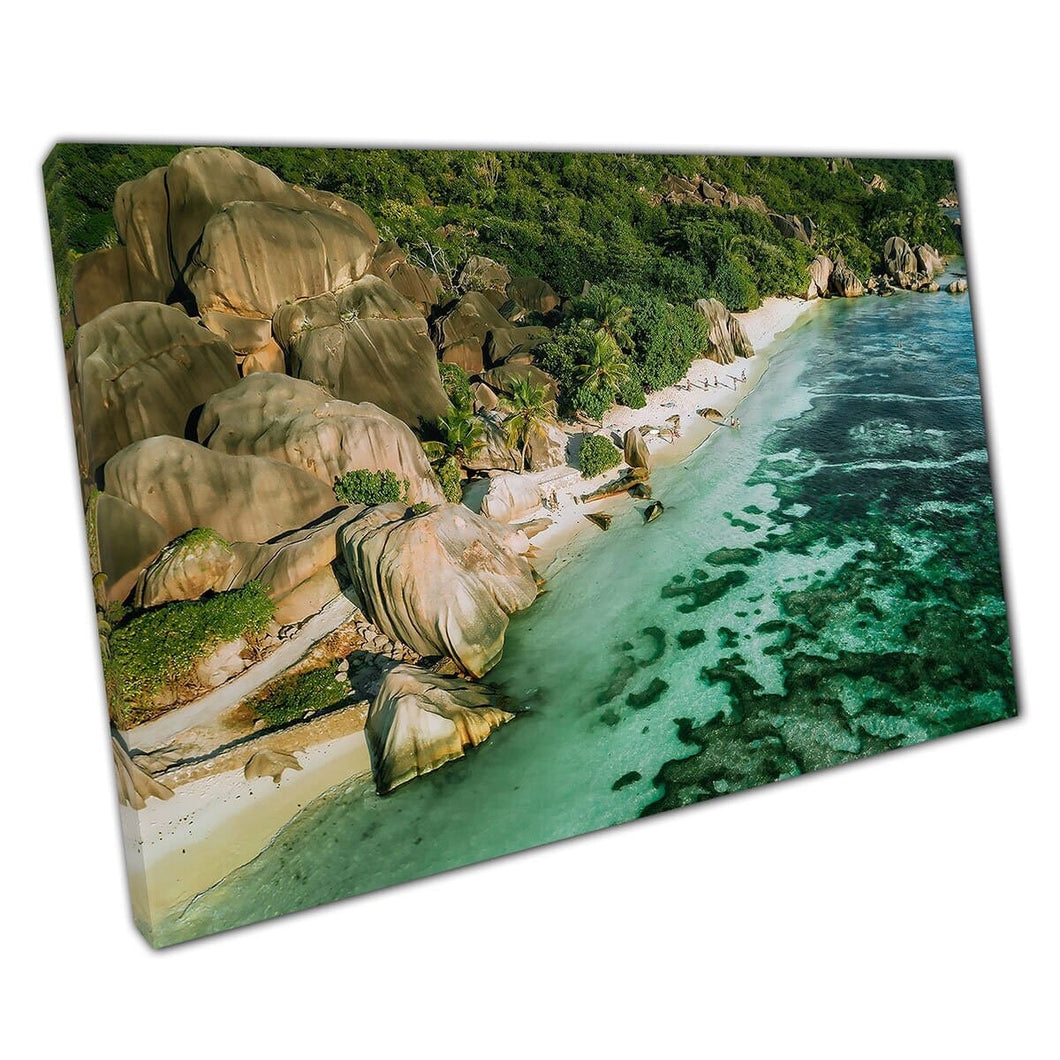 Dromerige pluche exotisch wit zandstrand ontmoet een warme kristalheldere zeegehanenwand kunstprint op canvas gemonteerde canvas print
