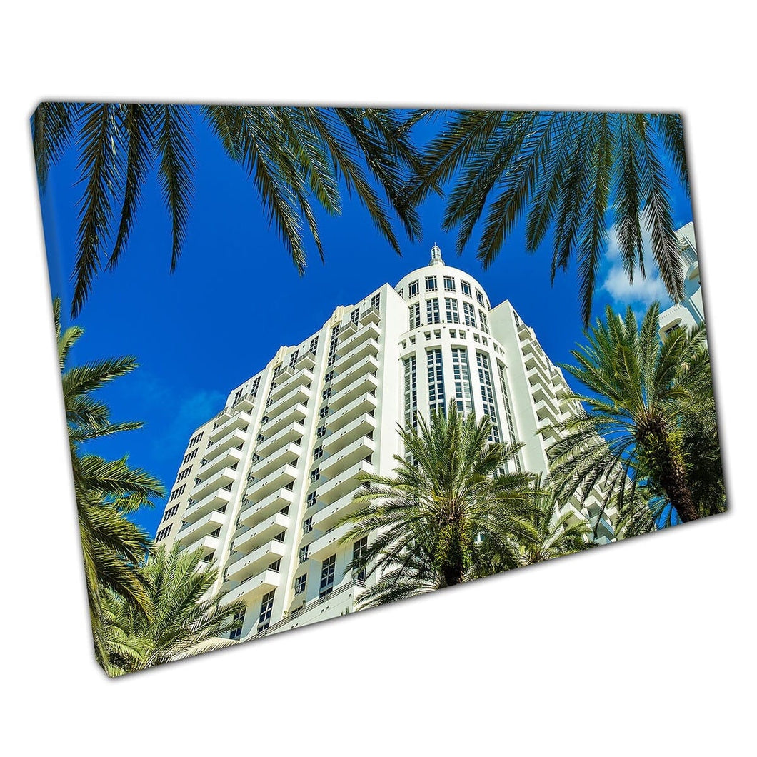 Cityscape Ground View of Miami Beach Architecture omringd door hoge palmbomen Wall Art Print op canvas gemonteerde canvas print