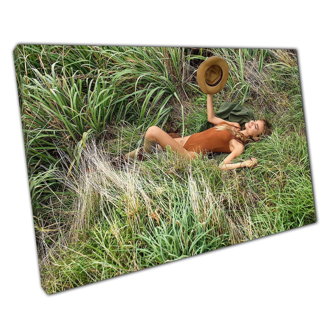 Happy Young Female verkennen rusten in de gras Wanderlust Exploration sfeer Wall Art Print op canvas gemonteerde canvas print