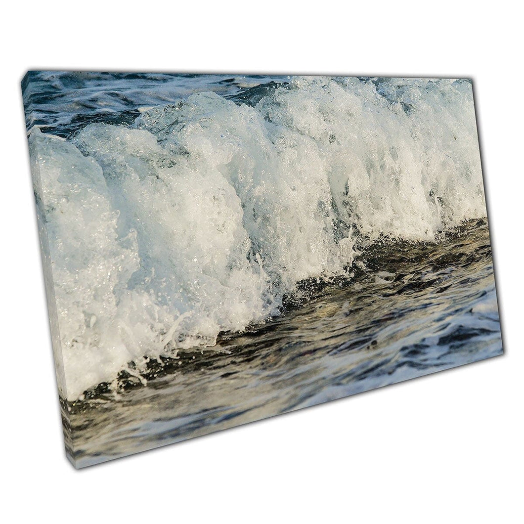 Schuimachtige zeegolven die stromen naar de kust van de zeekleed waterbeweging Mariene muurkunstafdruk op canvas gemonteerde canvas print