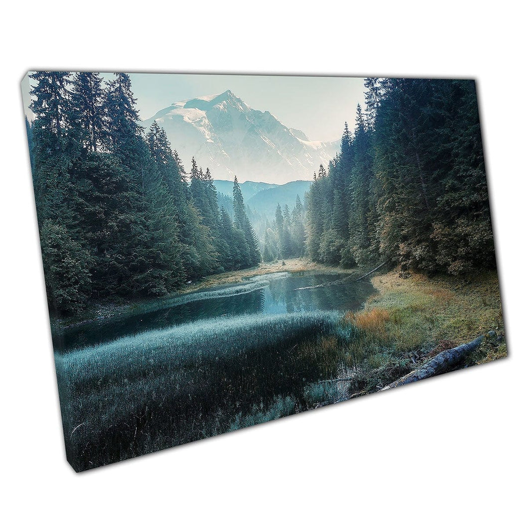 Misty Morning over een hoogland meer dat door bergachtige bossen bossen muurkunstafdruk op canvas gemonteerde canvas print